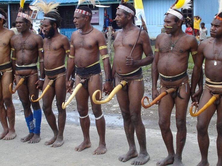 Papua mit vergrößertem Penis